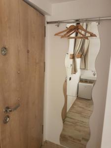 bagno con porta in vetro e servizi igienici di Luky13 a Braşov