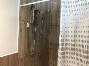 a shower in a bathroom with a shower curtain at La Perlita in Jacó