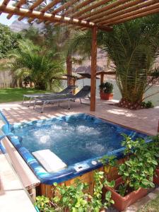 una vasca idromassaggio su un patio con pergolato di Casa Romantica a Los Palmitos