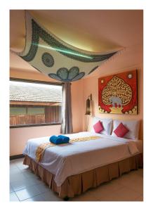 um quarto com uma cama grande em frente a uma janela em All in 1 Guesthouse em Chiang Mai