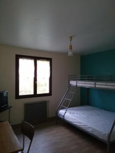 Villiers-en-MorvanにあるLa maison de Jacquesのベッドルーム1室(二段ベッド2台、窓付)が備わります。