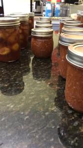 una fila de tarros de miel en un mostrador en Huffman House Bed & Breakfast, en Minden
