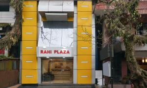 a building with a raisin pizza sign on it at Rahi Plaza in Mahabaleshwar