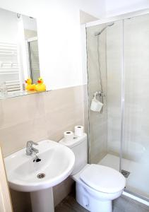 Kylpyhuone majoituspaikassa Hostal Fonda Prat