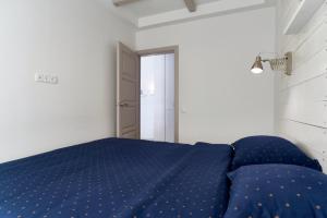 - une chambre avec un lit bleu dans l'établissement Современная 2-комн. Дворец Украина., à Kiev