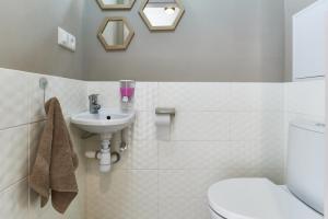 La salle de bains est pourvue de toilettes et d'un lavabo. dans l'établissement Современная 2-комн. Дворец Украина., à Kiev