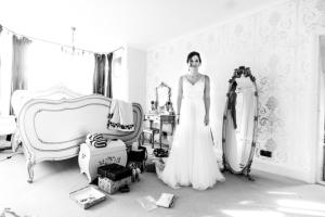 ノッティンガムにあるWestmorlandの鏡の前に立つ結婚式の服装の女
