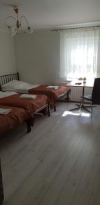 Giường trong phòng chung tại Restauracja i Noclegi Pod Sikorką