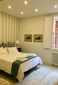 um quarto com uma cama grande e uma janela em Oriani 20 em Bolonha