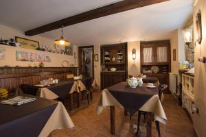 un ristorante con due tavoli in una stanza di Casa Puertas a Oia