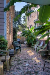 un patio con sillas, mesas y plantas en Olde Town Inn en Augusta