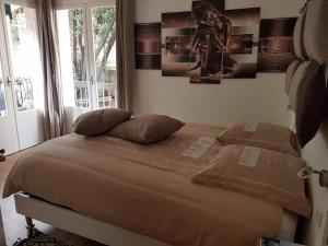 1 cama en un dormitorio con carteles en la pared en 23 Rue Jean Amade, en Céret
