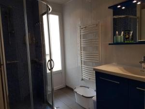 Ένα μπάνιο στο 23 Rue Jean Amade +17 φωτογραφίες