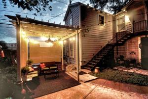 eine Terrasse im Hinterhof mit einer Pergola und einem Haus in der Unterkunft UT Moody Center Downtown Eco Pecan Tree House Free Wifi Parking Quiet Office in Austin