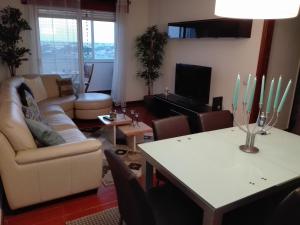 ファロにあるSea View urban apartmentのソファとテーブルのあるリビングルーム