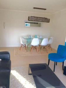 sala de estar con mesa y sillas en Condominio Parinacota, en Arica