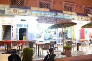 Auberge Restaurant Rooftop Tamazirt tesisinde bir restoran veya yemek mekanı