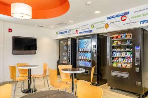 a restaurant with a soda machine and tables and chairs at Motel 6-Livingston, CA - Merced County in Livingston