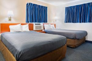 Un pat sau paturi într-o cameră la Motel 6-Fayetteville, NC - Fort Liberty Area