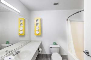 Bathroom sa Motel 6-Bedford, TX - Fort Worth