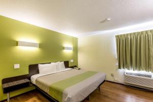 a bedroom with a large bed and a window at Motel 6-Troy, IL in Troy +31 photos