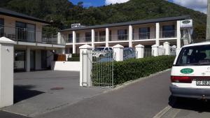 ein weißer Van vor einem Gebäude geparkt in der Unterkunft Jasmine Court Motel in Picton