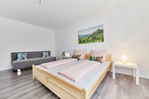 un dormitorio con una cama y un sofá en Wohnung 4 - nur 5 min vom Europapark, en Altdorf