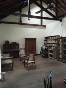 ein Zimmer mit Stühlen und einem Klavier in einem Gebäude in der Unterkunft Beatrice House Galle Fort in Galle