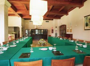a large conference room with green tables and chairs at Parador de Tui in Tui +41 photos