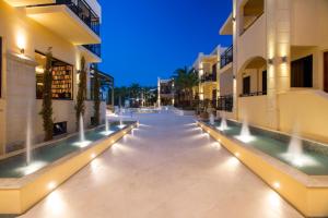 La alberca dentro o cerca de Atlantis Beach Hotel