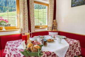 stół z talerzem jedzenia w obiekcie Villa Insam w mieście Selva di Val Gardena