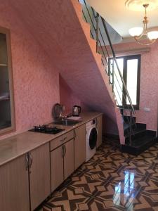 ShinuhayrTatev Inn Shinuhayr的一个带水槽和楼梯的厨房