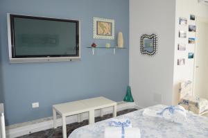 a living room with a tv and a table at Versomare in Polignano a Mare