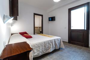 سرير أو أسرّة في غرفة في Ghivine Albergo Diffuso