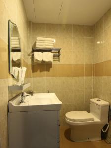 TIONG HUA HOTEL的一间浴室