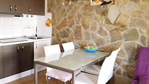コスタ・デ・アンティグアにあるCaleta de Fuste, 2 floorhouse near beach up to 6 personsの石壁のキッチン(テーブル付)