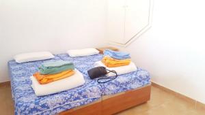 コスタ・デ・アンティグアにあるCaleta de Fuste, 2 floorhouse near beach up to 6 personsのベッド2台、タオル付