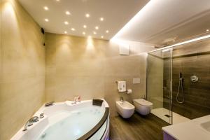 Baðherbergi á Hotel Ambra +37 myndir