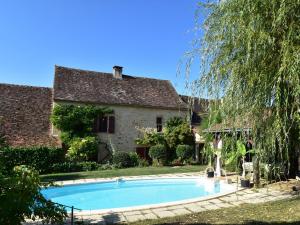 NanthiatにあるModern holiday home in Aquitaine with poolの目の前にスイミングプールがある家