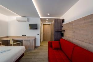 Televízia a/alebo spoločenská miestnosť v ubytovaní Hotel Ambra