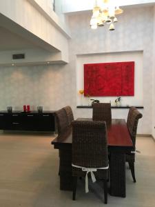 Część wypoczynkowa w obiekcie Villa with Heated Pool and Jacuzzi close to Puerto Banus and Beach