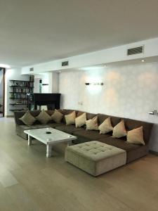 Część wypoczynkowa w obiekcie Villa with Heated Pool and Jacuzzi close to Puerto Banus and Beach