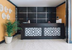 una habitación con una puerta de madera y una planta en فندق جمانة ينبع, en Yanbu 3 fotos más
