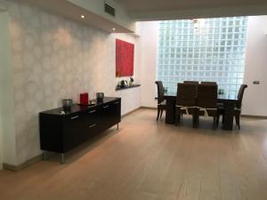 Zdjęcie z galerii obiektu Villa with Heated Pool and Jacuzzi close to Puerto Banus and Beach w mieście Estepona