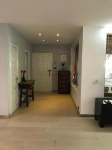 Zdjęcie z galerii obiektu Villa with Heated Pool and Jacuzzi close to Puerto Banus and Beach w mieście Estepona