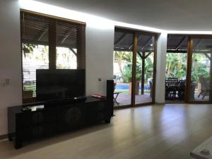 Telewizja i/lub zestaw kina domowego w obiekcie Villa with Heated Pool and Jacuzzi close to Puerto Banus and Beach