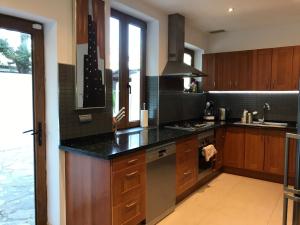 Kuchnia lub aneks kuchenny w obiekcie Villa with Heated Pool and Jacuzzi close to Puerto Banus and Beach