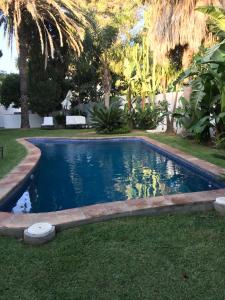 Basen w obiekcie Villa with Heated Pool and Jacuzzi close to Puerto Banus and Beach lub w pobliżu
