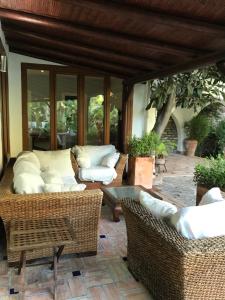 Część wypoczynkowa w obiekcie Villa with Heated Pool and Jacuzzi close to Puerto Banus and Beach