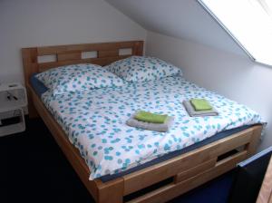 ein Schlafzimmer mit einem Bett mit zwei Handtüchern darauf in der Unterkunft Ubytovani Bára Jižní Morava Břeclav Hodonín in Prušánky